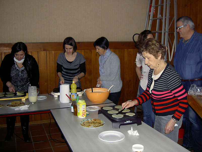 Pendant le spectacle, les bénévoles préparent les crèpes pour le goûter